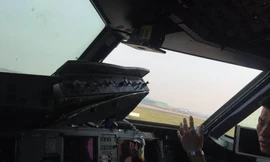 Phi công bị hút nửa người ra khỏi buồng lái máy bay sống sót thần kỳ