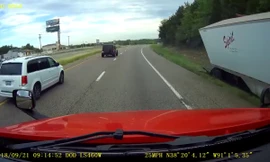 Pha vào cua thất bại của tài xế khiến xe tải lao vào ven đường