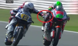 Tay đua mô tô thò tay bóp phanh của đối thủ đang phóng 225km/h