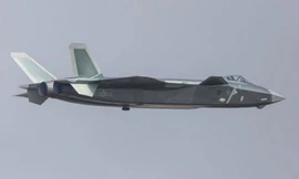 Tiêm kích thế hệ 5 Chengdu J-20 bay biểu diễn tại Triển lãm hàng không