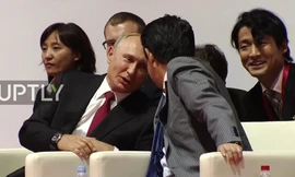 Tổng thống Putin ghé tai nói đùa với Thủ tướng Abe khi xem Judo