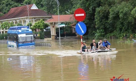 Ngập sâu chia cắt, xe khách chết đứng, thuyền chạy phăng phăng