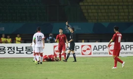 Pha bóng thô bạo của cầu thủ Bahrain khiến Văn Thanh tập tễnh rời sân