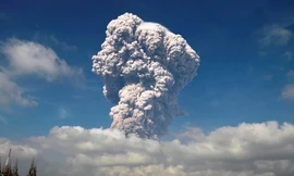Núi lửa Sinabung phun tro bụi phủ kín đảo Sumatra ở Indonesia