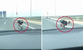 'Quái xế' vừa nằm vừa lái xe máy trên cầu Nhật Tân