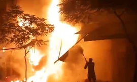 Nhà 5 tầng ở phố lồng đèn Sài Gòn cháy ngùn ngụt trong đêm