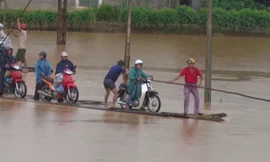 Lào Cai bị nước ngập chia cắt, người dân liều mình dùng bè vượt lũ
