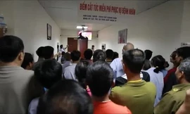 Bệnh nhân vung bình dịch truyền mừng U23 Việt Nam chiến thắng