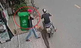 Hai thanh niên bẻ khóa trộm thùng rác chuyên nghiệp 