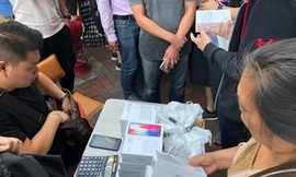  Iphone XS được bày bán như mớ rau ngoài chợ ở Hồng Kông