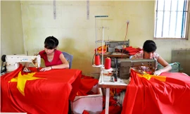 ‘Đêm trắng’ ở làng may cờ trước trận CK U23 Việt Nam - U23 Uzbekistan