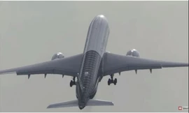 Phi công lái máy bay Airbus A350 biểu diễn màn cất cánh thẳng đứng