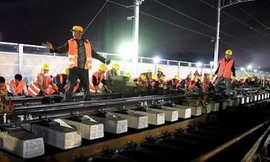 Công nhân Trung Quốc thay gần 40 km đường ray trong 5,5 giờ