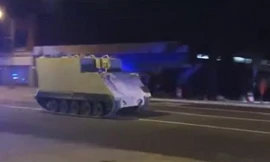 Cảnh sát Mỹ rượt đuổi thiết giáp bị đánh cắp giữa phố