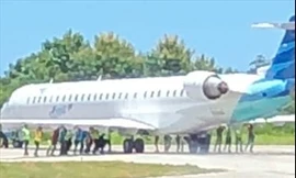 Phi công rẽ sai đường, 20 người tay không đẩy máy bay