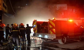 Hà Nội: Khu tập thể cháy lớn trong đêm, nhiều người mắc kẹt