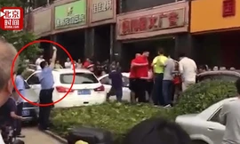 Cảnh sát nổ súng giải tán 400 người điên cuồng chen lấn mua rượu giảm giá