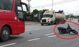 Xe máy không người lái xoay điên đảo giữa đường đầy ô tô, xe tải