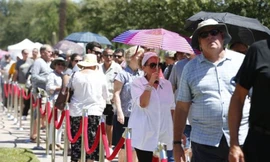 Hàng nghìn người đội nắng tiễn biệt ông John McCain