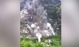 Tháp chuông nhà thờ hơn 400 tuổi vẫn đứng vững trong một vụ lở núi