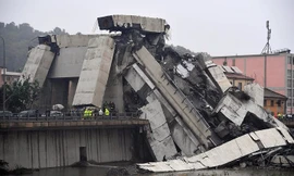  Toàn cảnh công tác cứu hộ các nạn nhân trong vụ sập cầu ở Italy