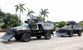 Uy lực của xe thiết giáp đánh án ma túy ở Lóng Luông