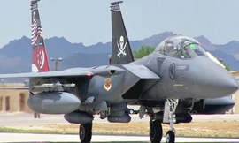 Tiêm kích F-15 đua tốc độ với nhật thực