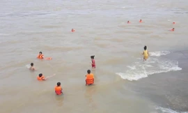 Thủy điện Hòa Bình xả cửa đáy, dân nô nức ra tắm bất chấp nguy hiểm