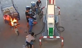 Cháy ở cây xăng, 4 người đàn ông chạy, nữ nhân viên lao vào dập lửa