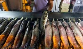 Nhiều tiệm cá lóc nướng thu hàng trăm triệu ngày vía Thần Tài