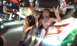 Ngồi cốp ô tô, đứng nóc xe tải xuống đường mừng Việt Nam vào bán kết