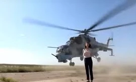 Cánh quạt trực thăng Azerbaijan quét sát đầu nữ phóng viên