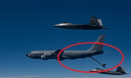 'Chim ăn thịt' F-22 Raptor của Mỹ tiếp nhiên liệu trên không