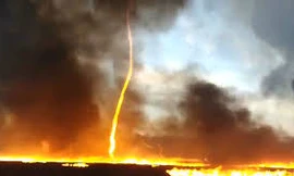 Kinh hoàng cơn lốc lửa cao 15 mét xé toang bầu trời