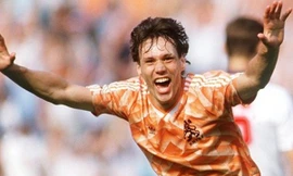 Van Basten vừa vô địch châu Âu năm 1988 vừa trở thành vua phá lưới của giải đấu - Ảnh Getty