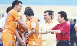 “Bầu” Hiển sẵn sàng thưởng nóng cho các cầu thủ dù là HN T&T hay SHB Đà Nẵng sau mỗi trận thắng Ảnh: VSI