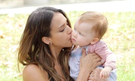 Ngọt ngào khoảnh khắc mẹ và bé của sao Hollywood