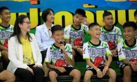 Đội bóng nhí Thái Lan tươi cười trong buổi họp báo. Ảnh: Reuters