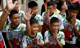 Các cầu thủ nhí xuất hiện trong buổi họp báo tối qua, 18/7. Ảnh: Reuters