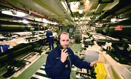 Tận thấy cuộc sống trong tàu ngầm 'khủng' nhất nước Anh