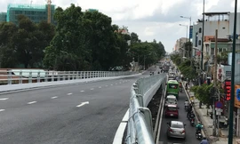 Cận cảnh cầu vượt vắng xe, lòng đường chen chúc