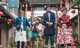 ‘Hội phụ lão’ hồi xuân, chụp ảnh sành điệu như tín đồ thời trang