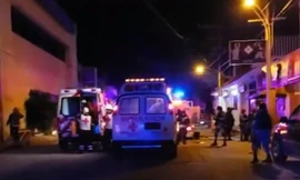 Xe cứu thương tập trung bên ngoài hiện trường. Ảnh: The Sun