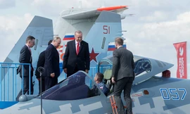 Tổng thống Nga Putin giới thiệu với Tổng thống Thổ Nhĩ Kỳ chiếc Su-57. Ảnh: Tass