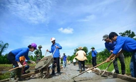 ĐVTN Thị đoàn Buôn Hồ làm đường giao thông nông thôn. 