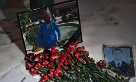 Hoa tưởng niệm phi công Roman Filipov được đặt trước Bộ Quốc phòng Nga. Ảnh: Sputnik