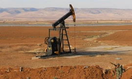 Một binh sĩ Syria tại mỏ dầu ở tỉnh Hasakah. Ảnh: Tân Hoa Xã