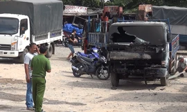 Chiếc xe tải bị thiêu rụi phần đầu.