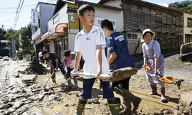 Dân Nhật hối hả dọn dẹp, binh sĩ đẩy mạnh tìm người sống sót hậu bão Hagibis