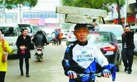 ‘Dị nhân’ 13 năm đội đá tảng, đạp xe tập thể dục